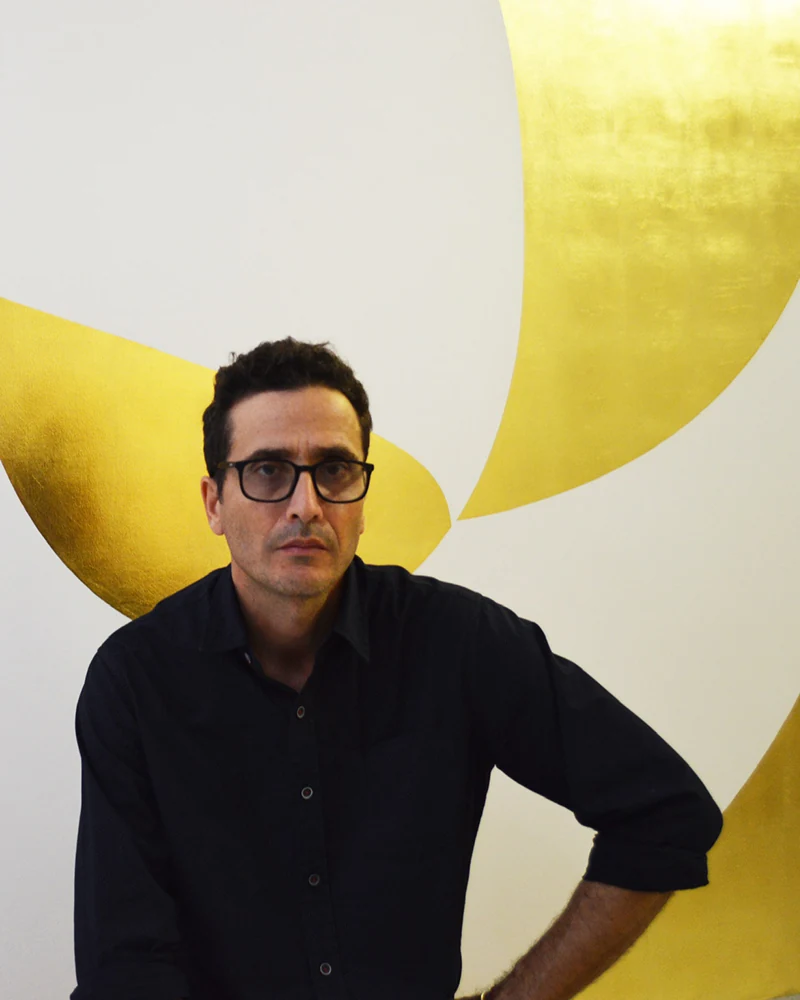 José Ángel Vincench in front of one of his gold leaf paintings