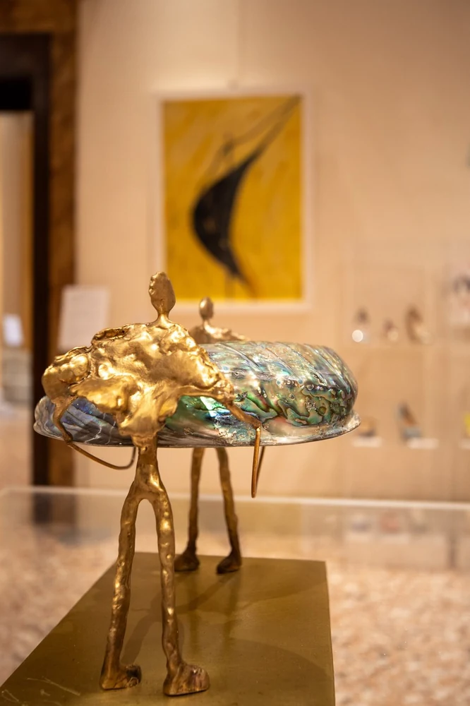 Shell, bronze and mother of pearl, by Ada Da Silva