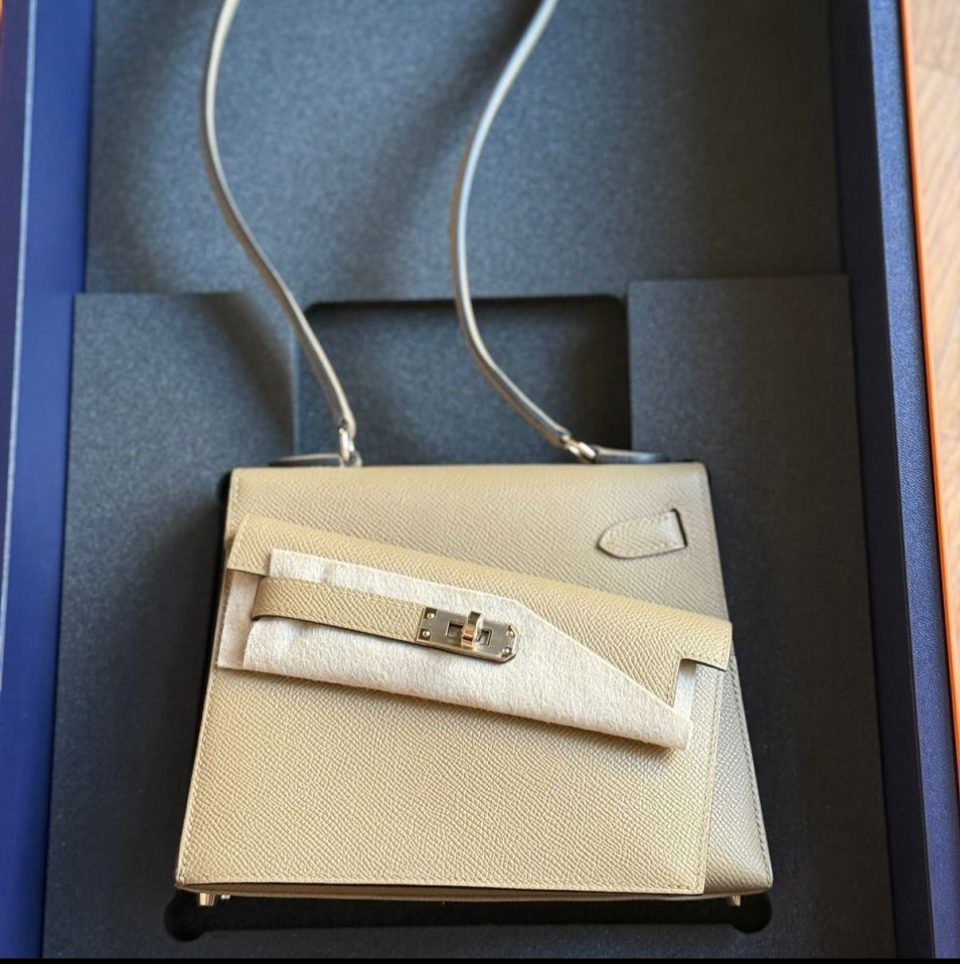 Kelly en Desordre Poussin Epsom Permabrass