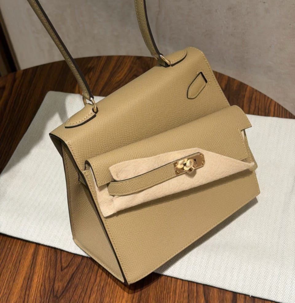 Kelly en Desordre Poussiere Epsom Permabrass
